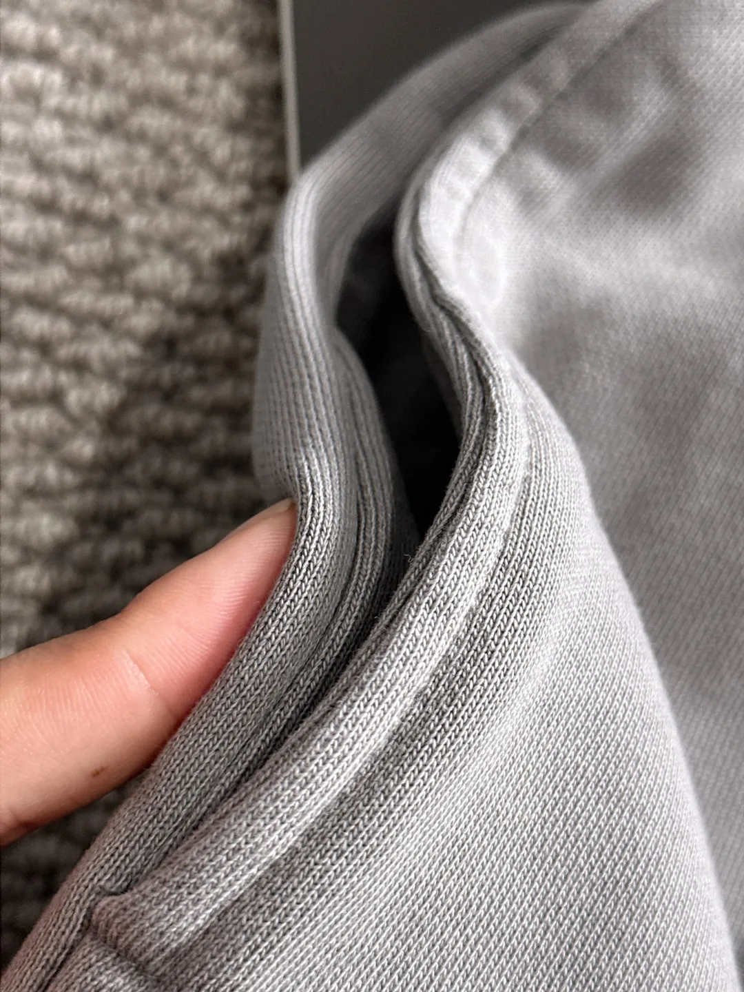 Next day shipment P360 Stone lsland/Stone Island Exclusively launches 25ss autumn and winter new high-quality trousers. Compare real-life details at will. Craftsmanship that ordinary small workshops cannot copy. Top-level ZP development. Unique imported fabric feel. Purely imported German machine production. Precision operation. Ten thousand needle density. A pair of trousers with rich details. You can see the development strength. A full set of new accessories are customized simultaneously. Simple yet elegant. Soft, delicate and comfortable. The upper body is versatile and fashionable. A perfect choice for autumn and winter. A must-have item. Loose fit. Please refer to the size chart when placing an order: S to XXL (or state your height and weight when placing an order)